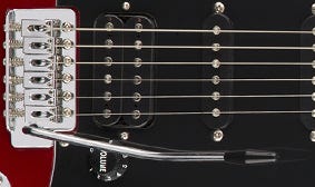VINTAGE-STYLE FENDER TREMOLO